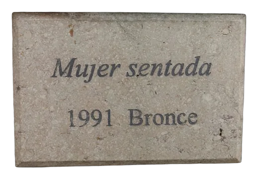 MUJER SENTADA