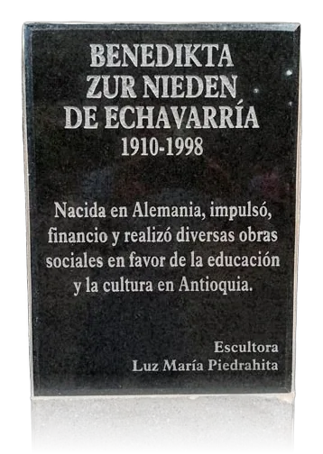 BENEDIKTA ZUR NIEDEN DE ECHAVARRIA